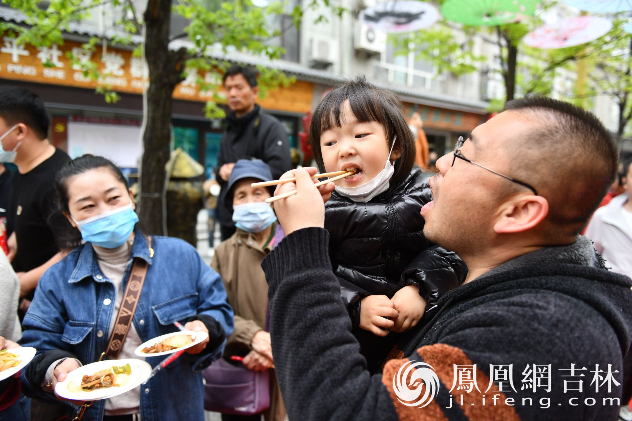 火盆美食吸引了众多市民游客前来品尝。凤凰网吉林梁琪佳摄