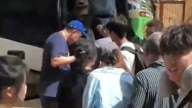 现场画面：中国驻苏丹大使馆组织撤离大批侨民