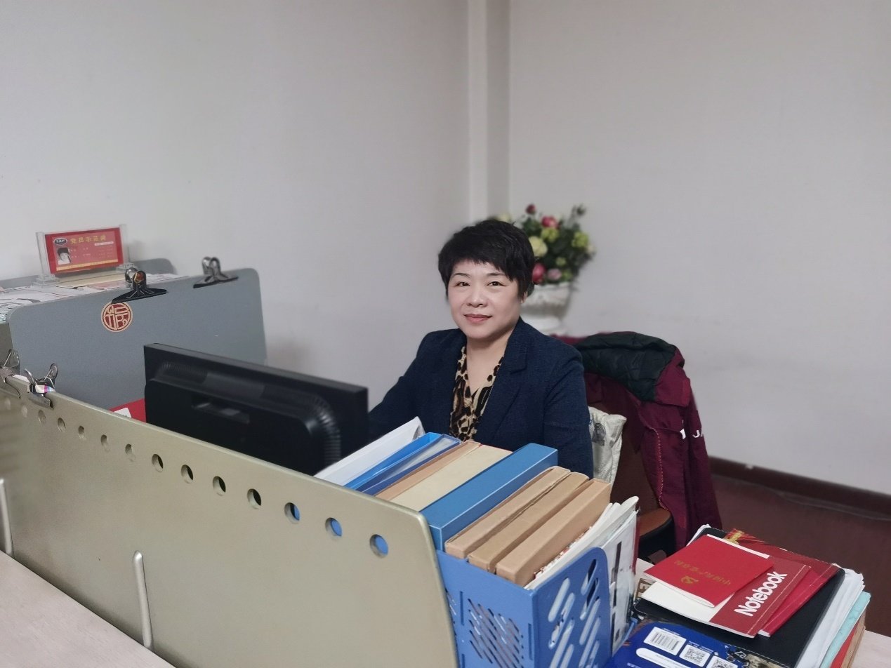 图为田青日常工作现场