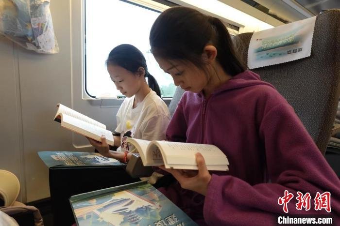 书香列车上开出“图书盲盒”旅客乘高铁享阅读之乐