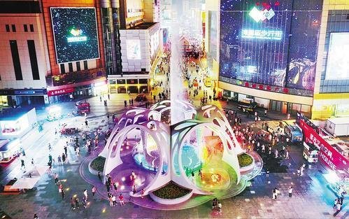 石家庄湾里庙步行街的水幕音乐喷泉。河北日报记者 史晟全摄