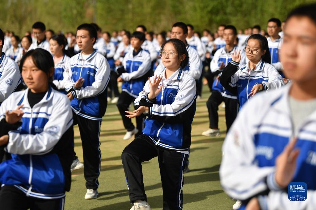 敦煌中学的学生在操场上做敦煌舞课间操(4月26日摄) 新华社记者 方欣 摄