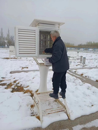 宁夏南部山城固原观测员进行仪器维护保障工作，确保仪器正常运行。图/梁继忠