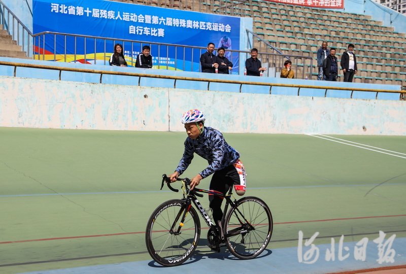 4月24日，河北省残疾人运动员在自行车比赛中。