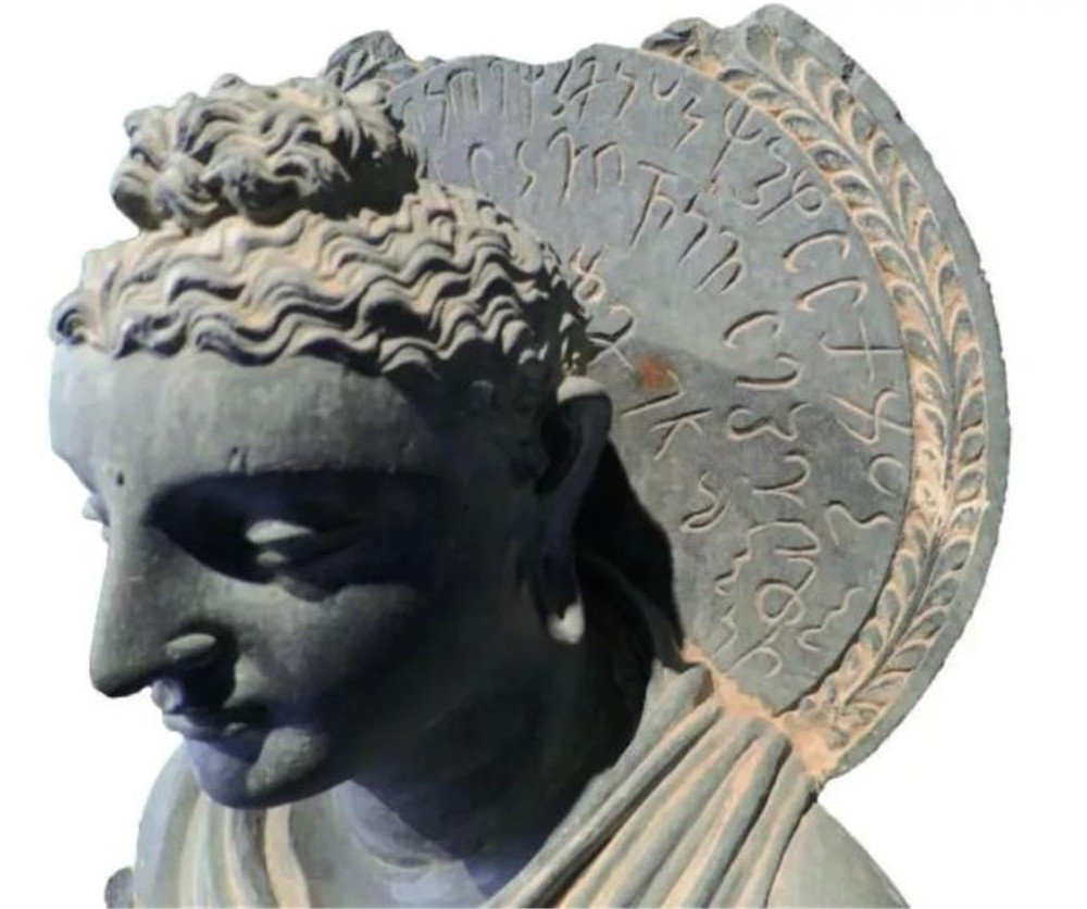 ▲公元3-4世纪贵霜时期健陀罗佛像细部及佉卢铭文