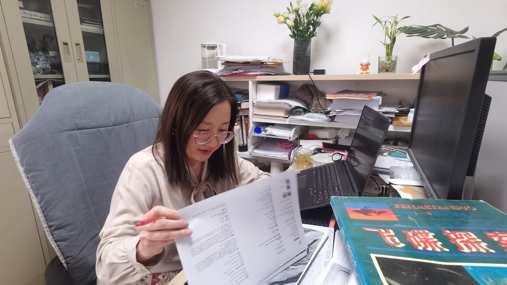 4月13日，《飞碟探索》编辑钱茹在工作。新华社记者 崔翰超 摄