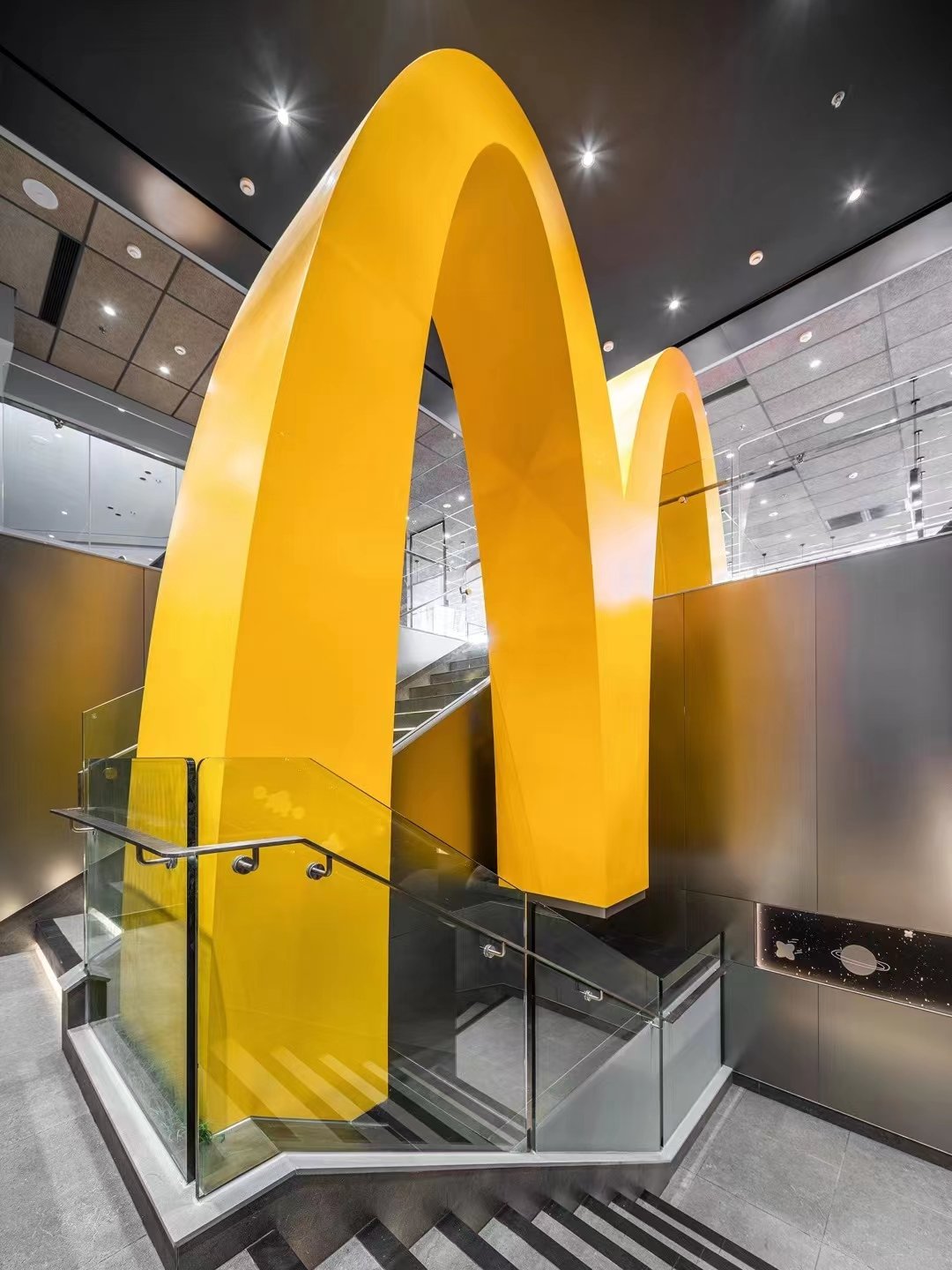 麦当劳中国首家太空亲子餐厅金色拱门