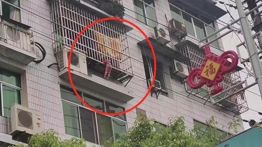 女孩被卡5楼防盗窗，消防2分钟成功援出