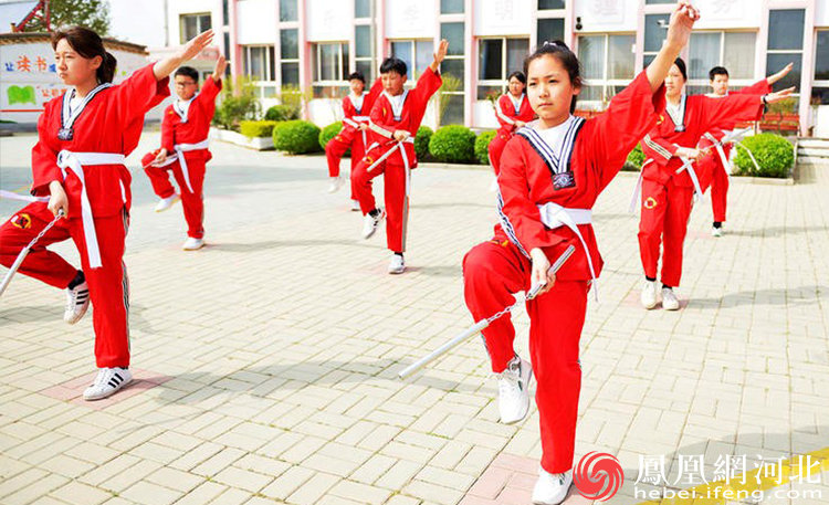 秦皇岛开发区大米河头小学：学生爱练双截棍 “阳光体育”助成长