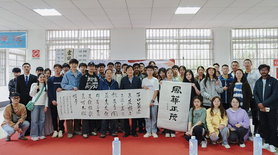 图2 现场同学与老师题字合影