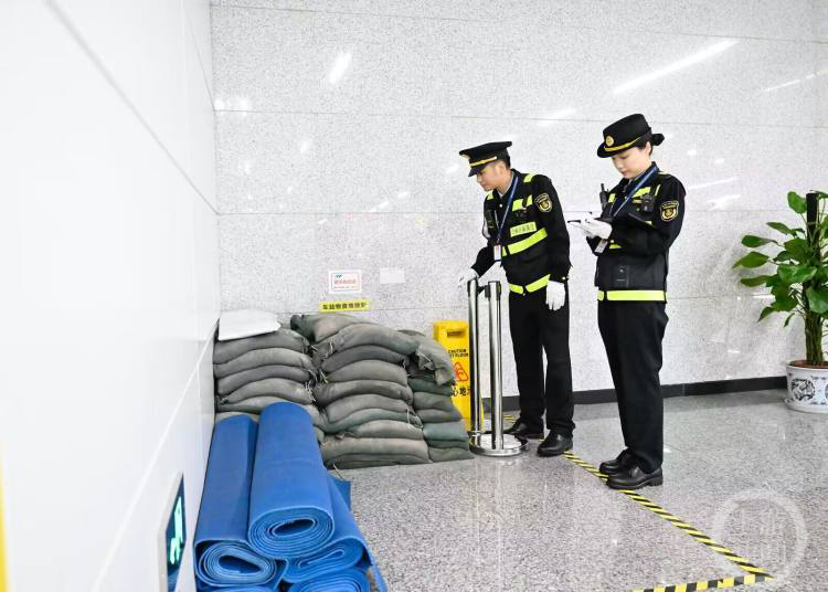 持续到9月底 重庆交通执法部门开展轨道交通防汛检查(图1)