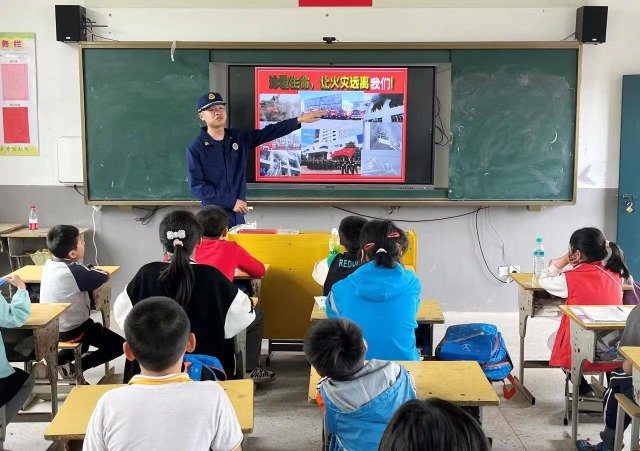江西东乡：消防进校园 安全伴我行