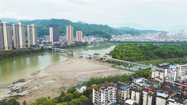 飞跨修江南北两岸的大桥至今未完工。 本报全媒体记者 付强摄