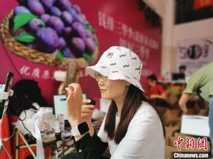 线上直播带货销售三华李 陈子楷 摄