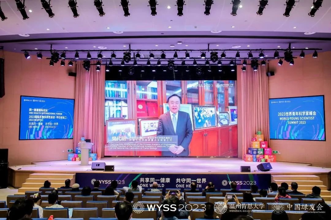 图:中国工程院院士、美国医学科学院外籍院士、肿瘤生物学国家重点实验室主任樊代明作主旨报告