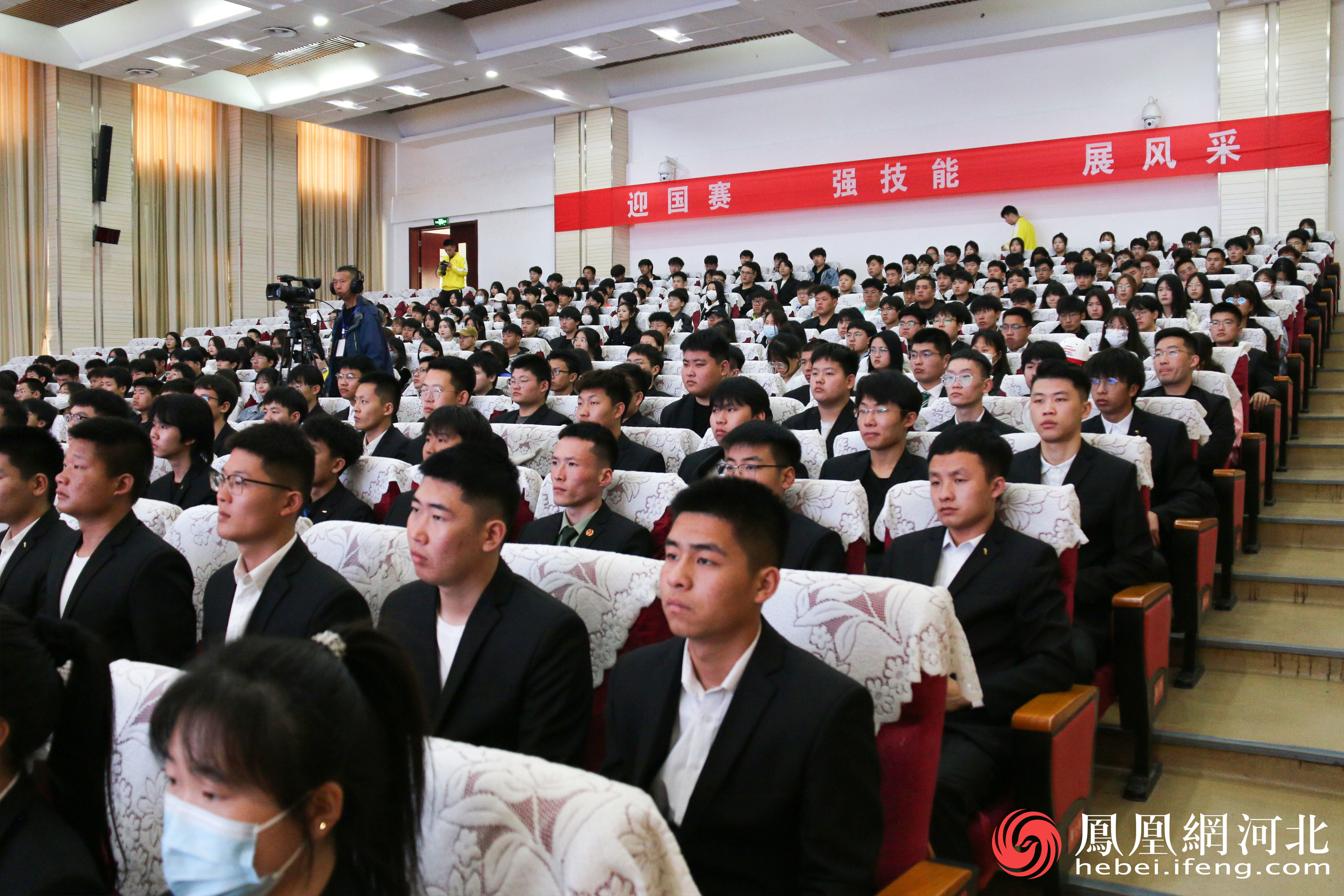 河北省第一届职业技能大赛“匠心筑梦·技能强冀”先进事迹报告会现场 李卓然 摄