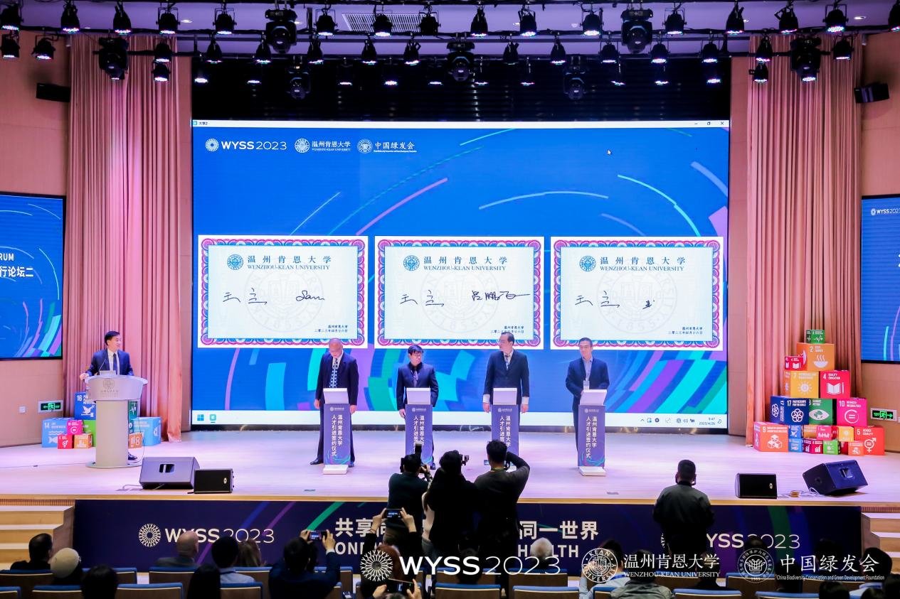 图:王立校长与吕鹏飞、颜庆应、朱绍和等高层次人才进行人才引进签约仪式
