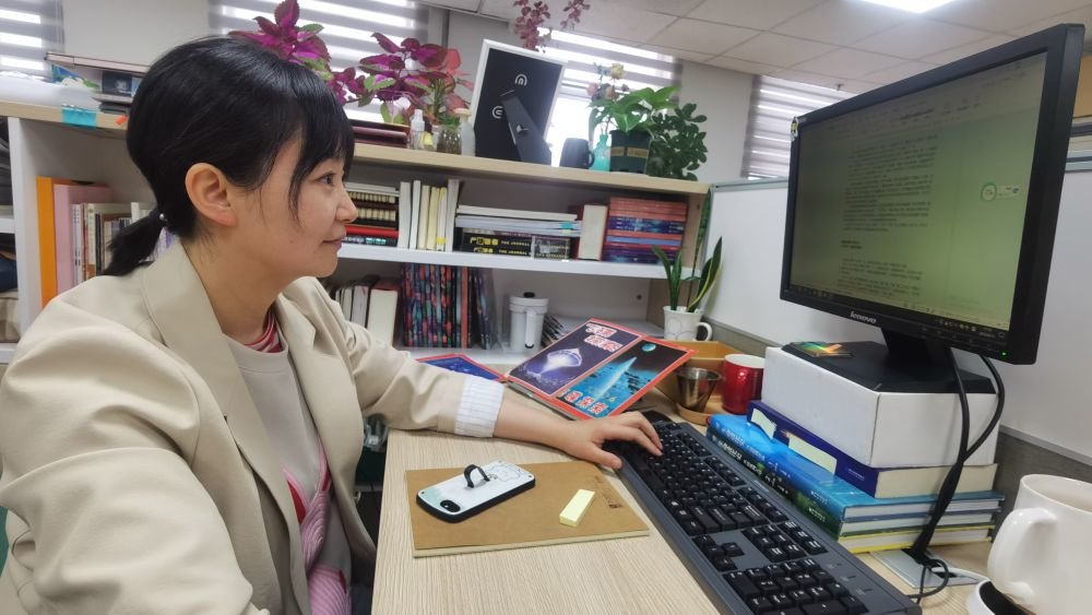 4月13日，《飞碟探索》编辑马文若在工作。新华社记者 崔翰超 摄