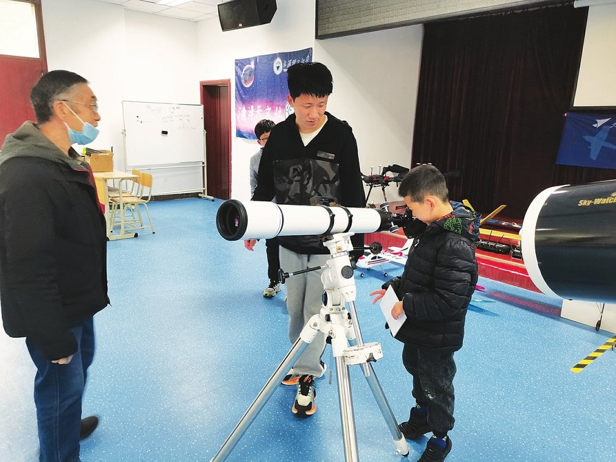 在太原理工大学航空航天学院，青少年参与“中国航天日”活动并学习使用天文望远镜。杨天 摄