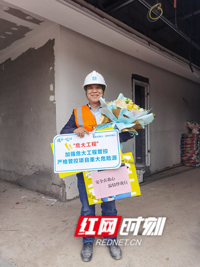 工人们收到礼物很开心。