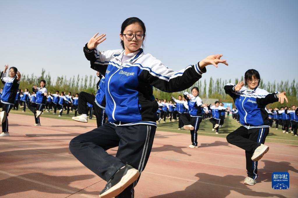 敦煌中学的学生在操场上做敦煌舞课间操(4月26日摄) 新华社记者 陈斌 摄