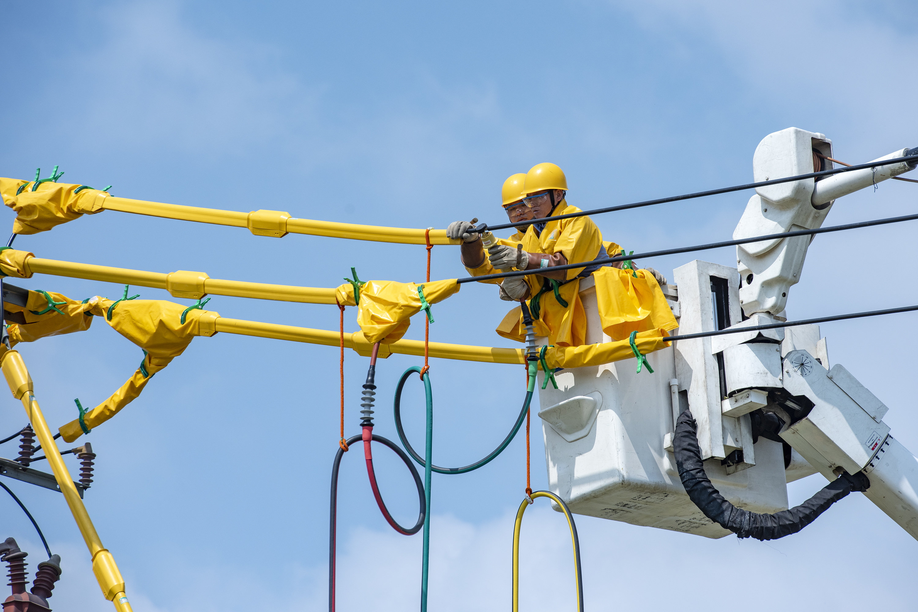 安徽芜湖:农村电网带电作业助春耕