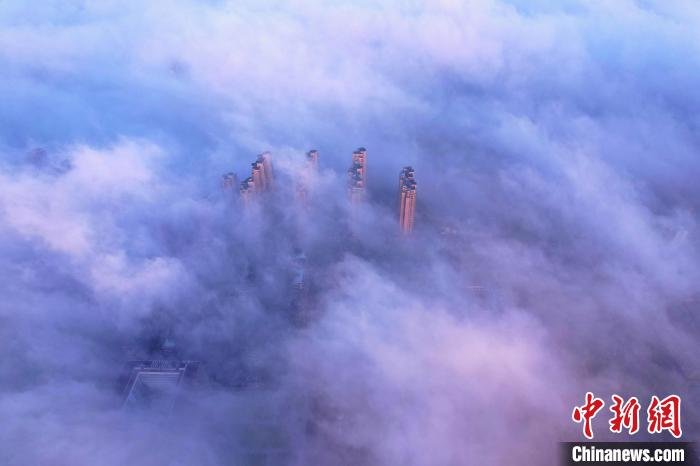 图为抚州主城区上空云雾缭绕,城市建筑若隐若现。 熊慧平 摄