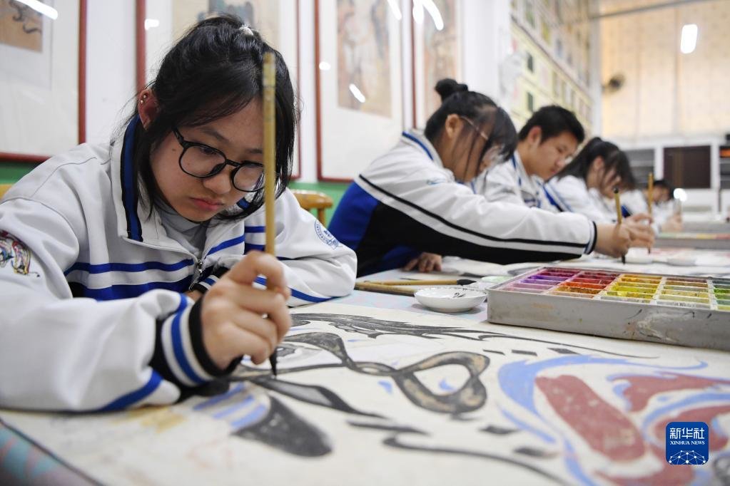 4月26日，敦煌中学的学生在学校画室里体验敦煌壁画的绘画过程。