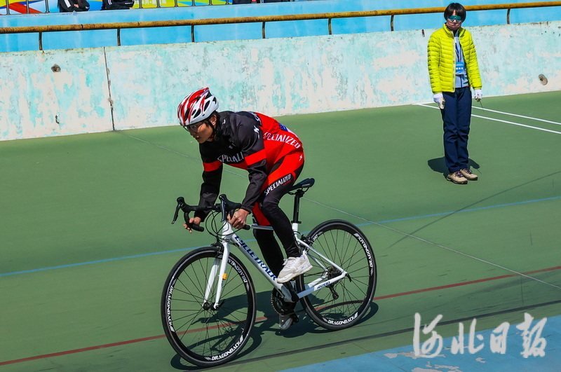 4月24日，河北省残疾人运动员在自行车比赛中。