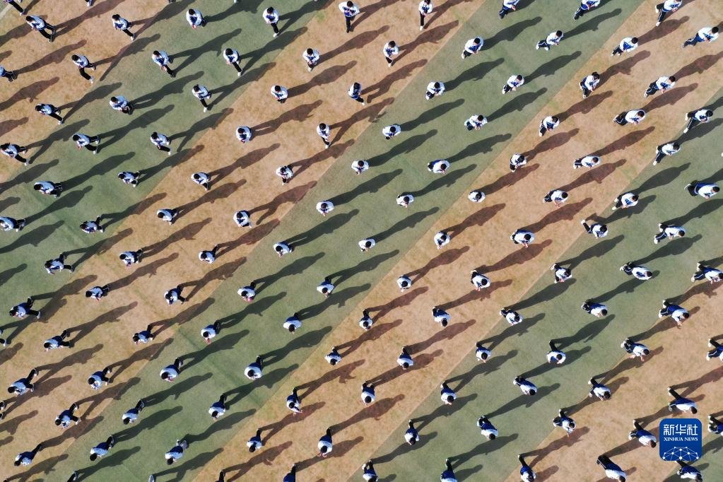 敦煌中学的学生在操场上做敦煌舞课间操(4月26日摄,无人机照片) 新华社记者 陈斌 摄