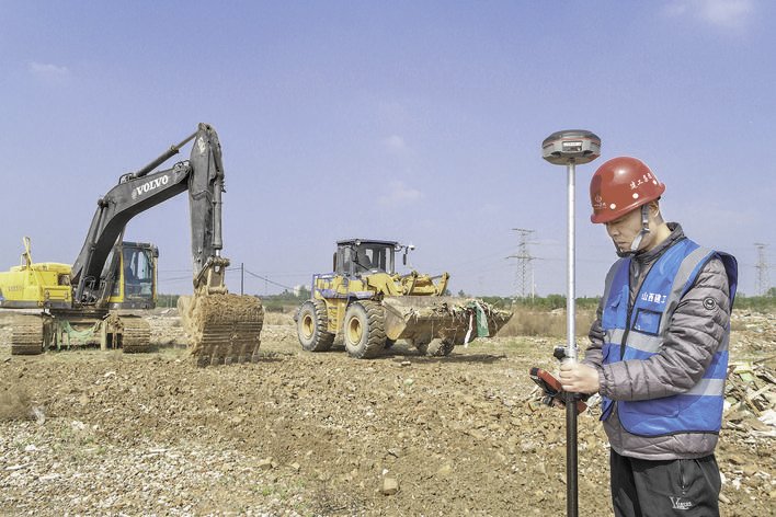 ◀工人现场测绘