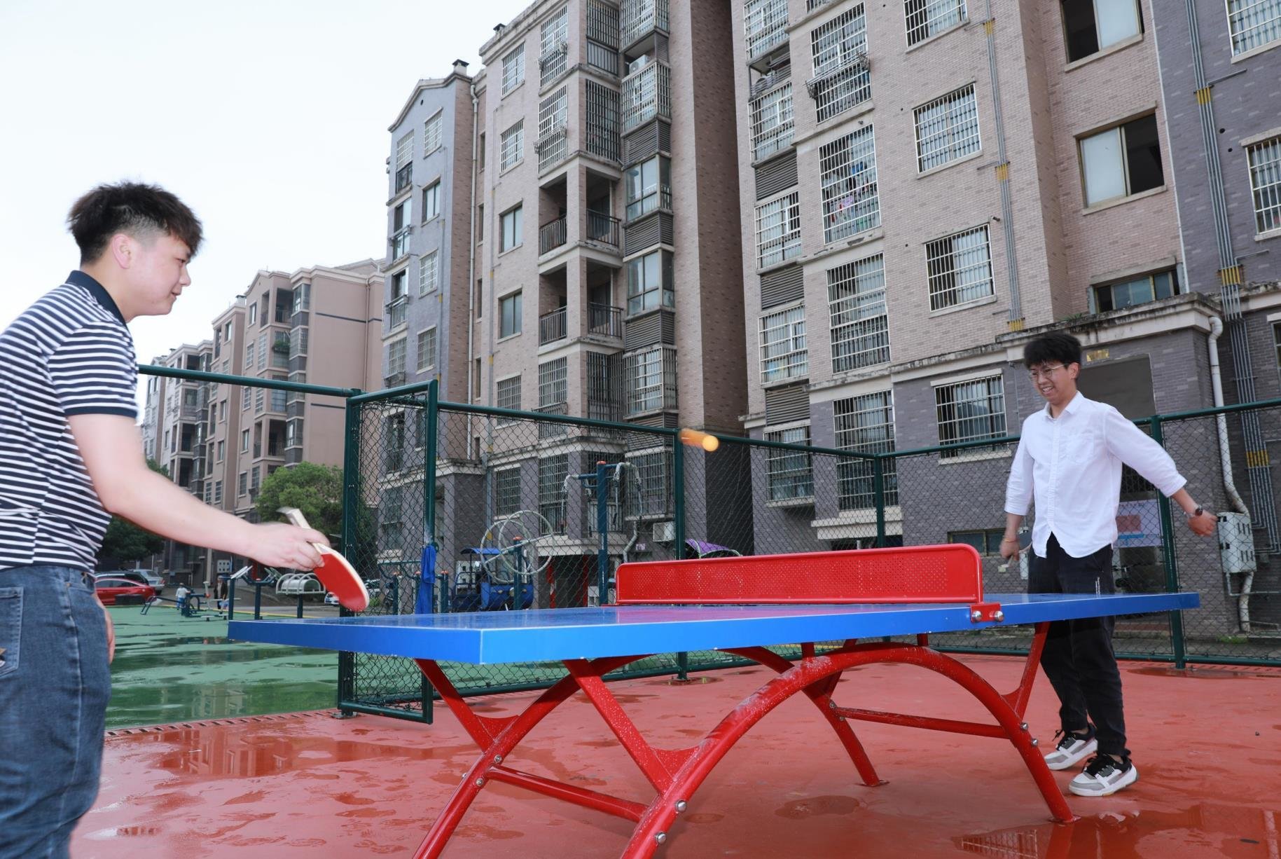居民在休闲广场打乒乓球
