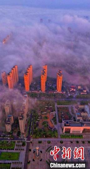 图为抚州主城区上空云雾缭绕,城市建筑若隐若现。 熊慧平 摄