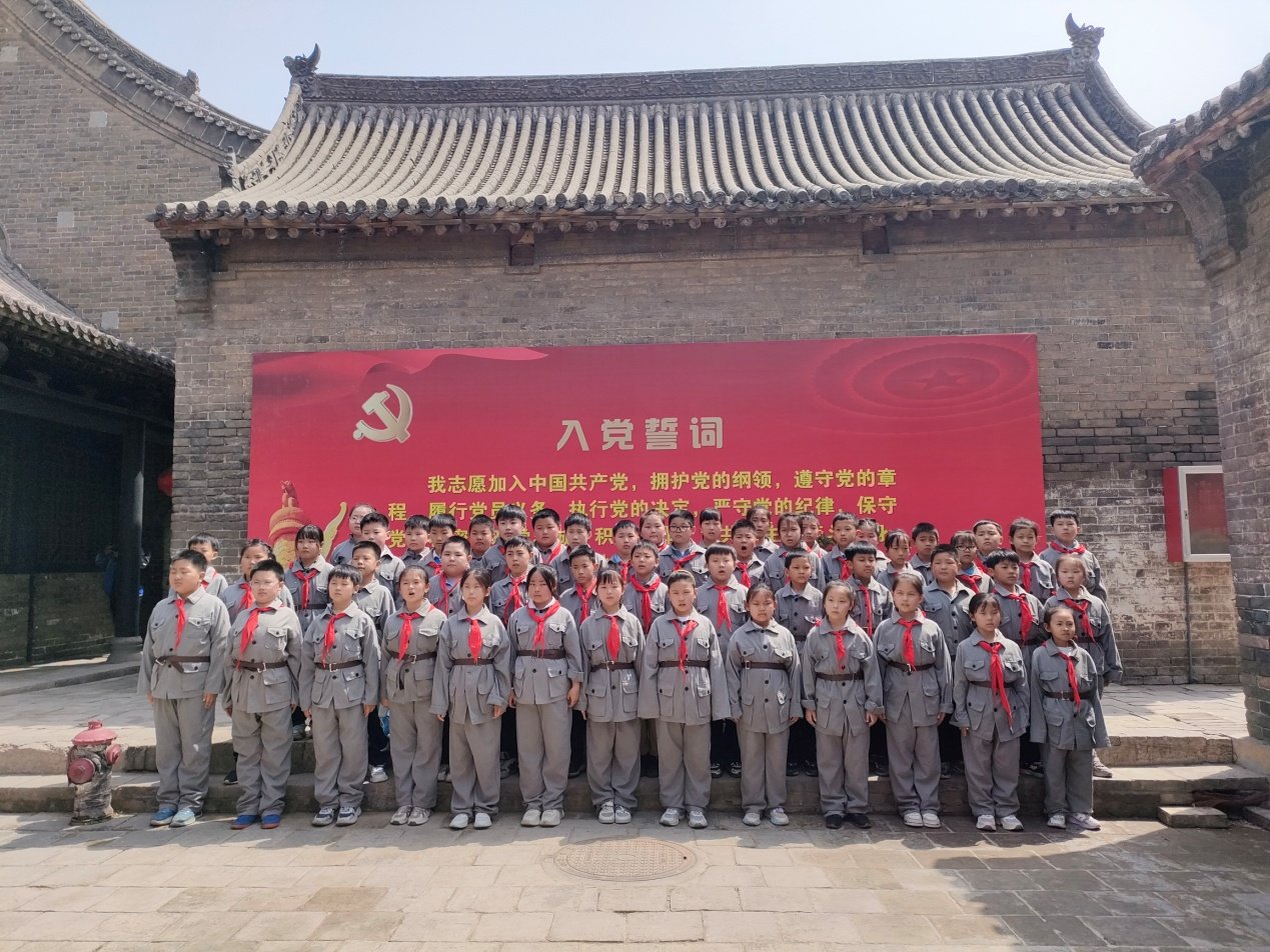 研学学生穿革命服装合影