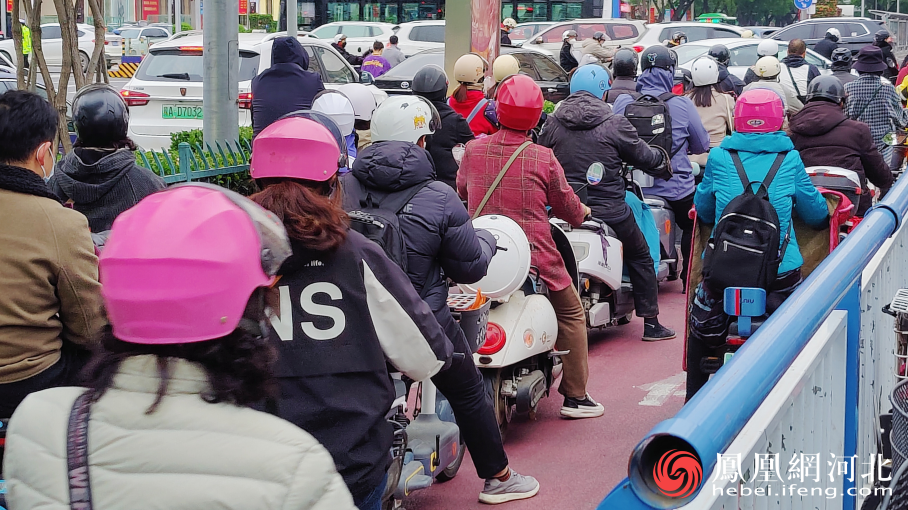 十字路口浩浩荡荡的电动车“大军”