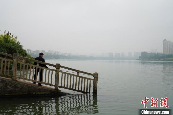 一位市民在邕江岸边钓鱼。　王以照 摄