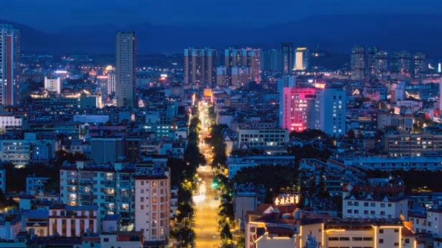 云南边境的小城瑞丽，夜市正摆摊卖翡翠