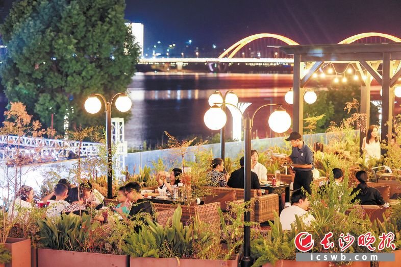 作为城北最繁华商圈之一，北辰滨江商圈将壮丽的湘江景色与建筑空间、商业场景完美融合。