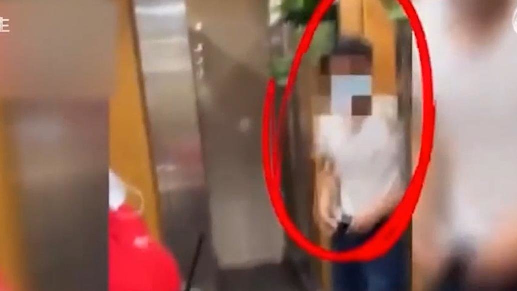 中年男子躲女厕偷拍被抓现行，警方回应已拘留