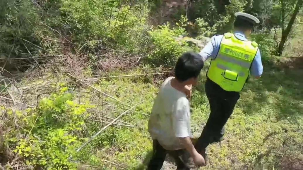 叛逆男孩翻山越岭离家出走，隧道口逆向行走被高速交警发现