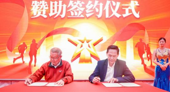 筹备委员会主任廖卫湘与山河智能装备股份有限公司董事长何清华进行赞助签约仪式(徐勇供图)