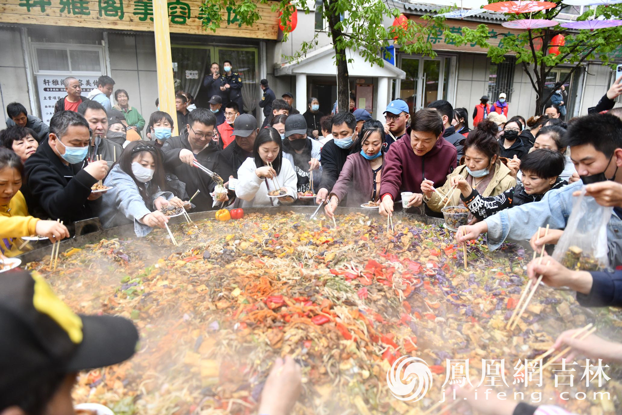 直径两米八的巨型火盆现场制作并分享给市民游客品尝。凤凰网吉林 梁琪佳摄