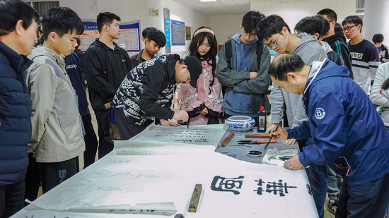 图1 老师们现场题字