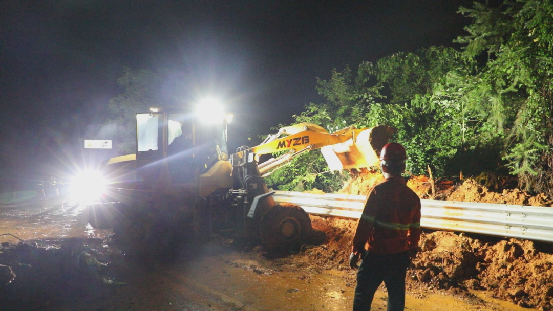 安远一路段发生边坡坍塌 公路部门连夜抢险