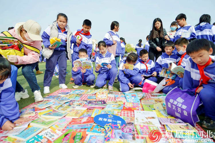 学生们纷纷在跳蚤书市上选购自己喜爱的图书。