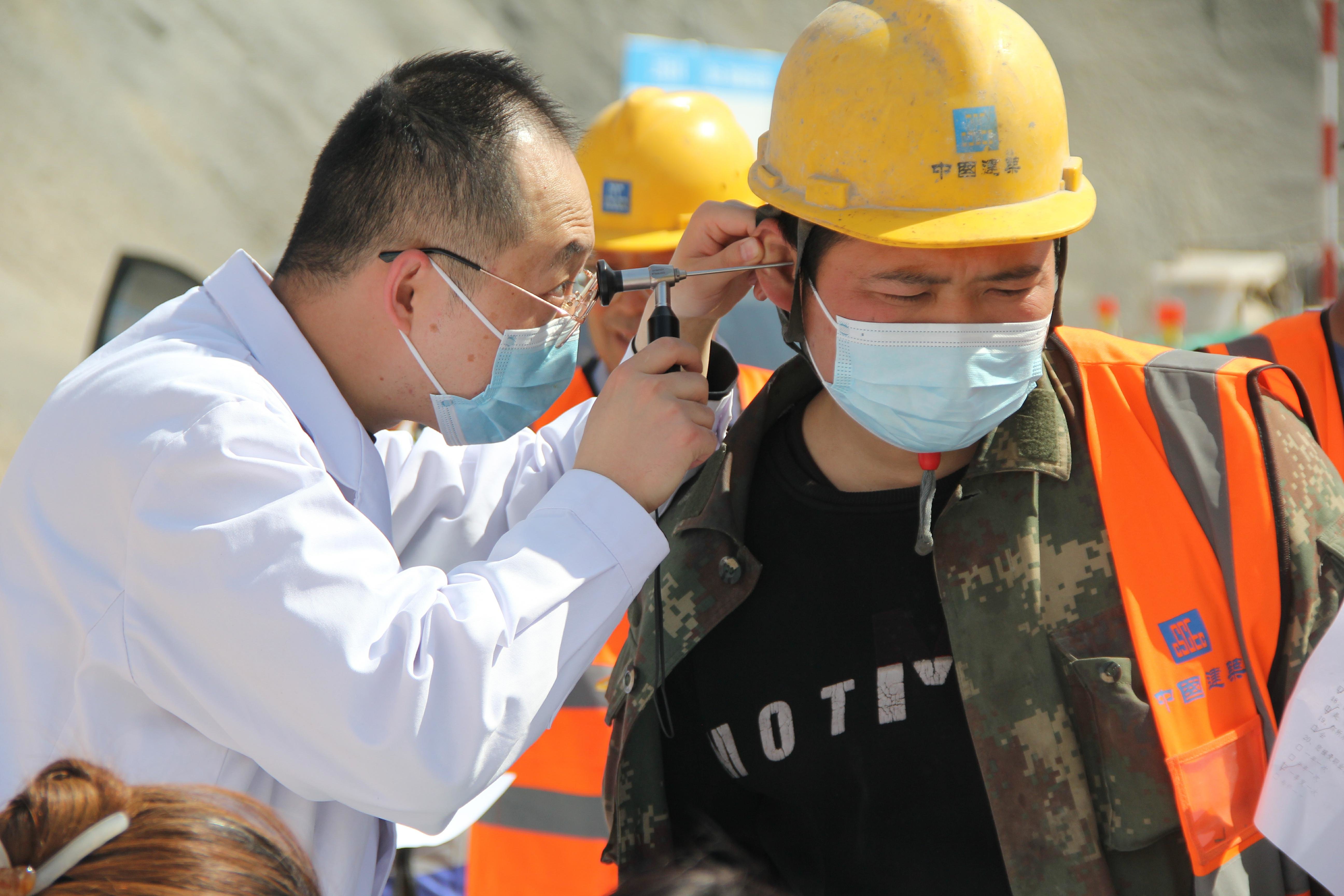 确保每位施工人员"持证"上岗 华亭安全生产有"良方"