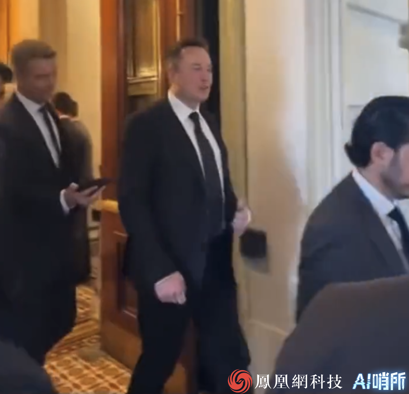 马斯克离开会场