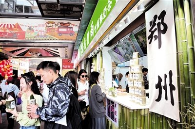 二七广场年轻人排队购物