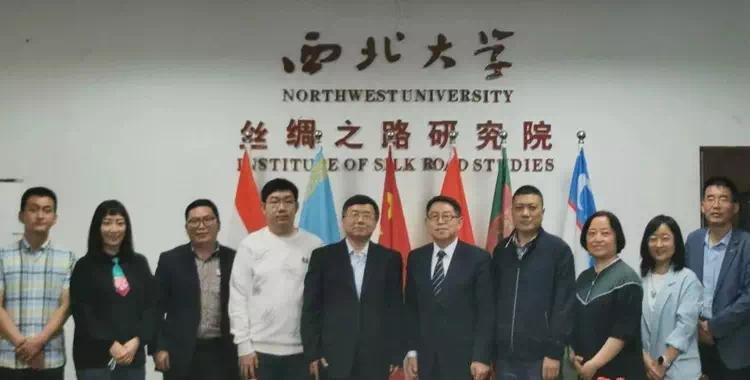 （图为与会专家学者合影）