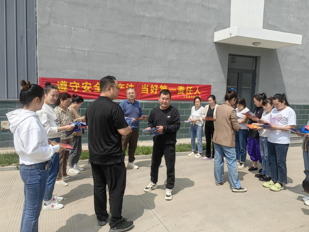宁晋县司法局开展民主法治示范村（社区）质效提升检查指导暨送法进乡村宣传活动
